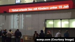 Vyana aeroportundakı qaçan sətir reklamında yerləşdirilmiş cümlə: «Türkiyədə yaşı 15-dən az olanlarla cinsi əlaqəyə icazə verilir» (http://scmp.com)