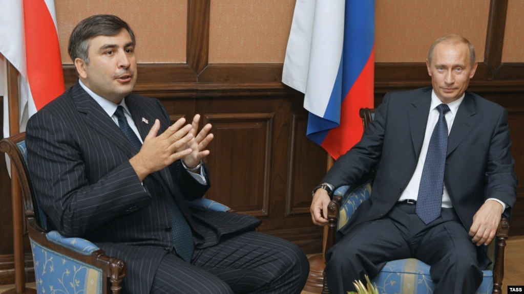 Тогавашният президент на Грузия Михаил Саакашвили (вляво) и президентът на Русия Владимир Путин на среща в Казан, Русия, през 2005 г.