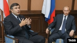 Президент России Владимир Путин и тогдашний президент Грузии Михаил Саакашвили на встрече СНГ, Казань, 27 августа 2005 года