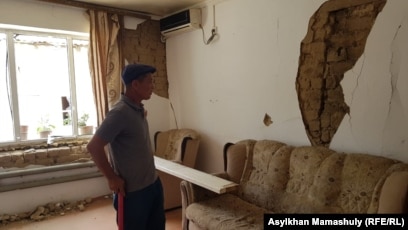 Порно көру үшін үстел астындағы достарымды жалады