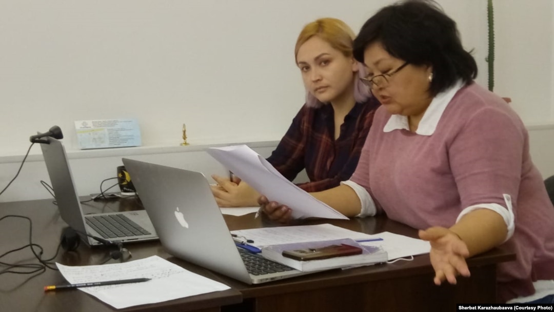 Kazakh activist Danaya Kaliyeva (left) and lawyer Zhanar Balgabayeva during her online trial on charges of contempt toward officials. She lost her case and had to pay a fine. 