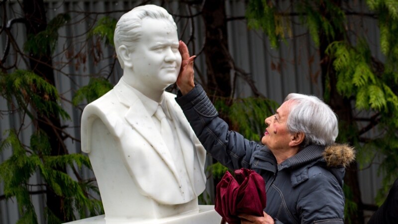Socijalisti ne odustaju od spomenika Miloševiću
