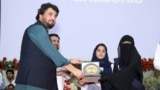 په قامي اسمبلۍ کې د کواټ استازی شهریار اپرېدی د میټرک په ازموینو کې لوړ مقام ګټونکو ته انعام ورکوي - د جولای ۲۹مې انځور.