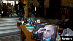 Портрет Путіна в ОДА Луганська