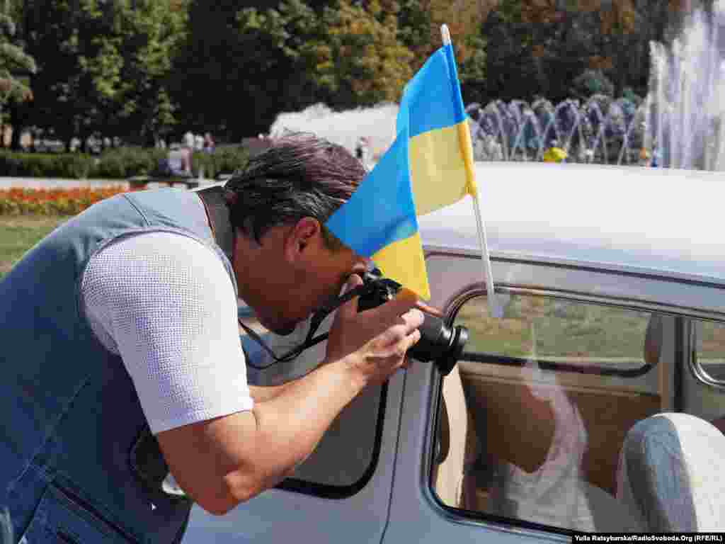 Автовласники прикрасили свої авто синьо-жовтими прапорами