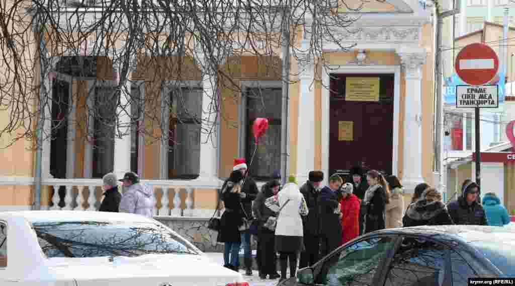 В останній день року, що минає, ті, хто ще не встиг, вирішили одружитися. Адже наступний рік високосний. Кажуть, не дуже сприятливий для створення сім&#39;ї.