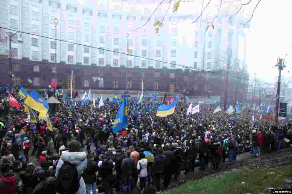 Мітингувальники за євроінтеграцію на Європейській площі в Києві біля будівлі Кабінету Міністрів, Київ, 24 листопада 2013 року