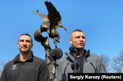 Kijev polgármestere, a korábbi nehézsúlyú ökölvívóbajnok Vitalij Klicsko (jobbra) és testvére, Volodimir az Ukrajna elleni orosz invázióról tartott sajtótájékoztatón Kijevben 2022. március 23-án