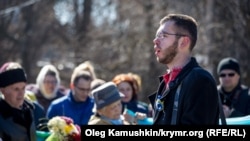 Леонід Кузьмін під час акції до дня народження Шевченка у Сімферополі, 9 березня 2015 