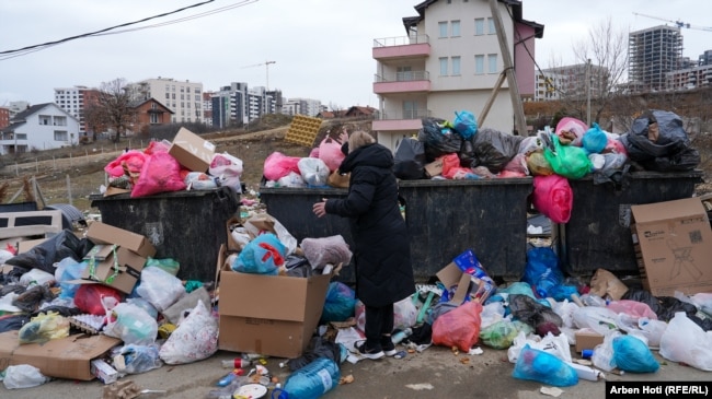 Kontejnerët nuk i zënë mbeturinat... Prishtinë, 3 shkurt 2025.