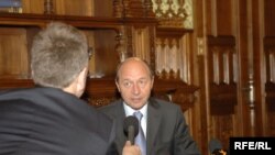Суоле ба президенти Руминия, Траян Басеску.