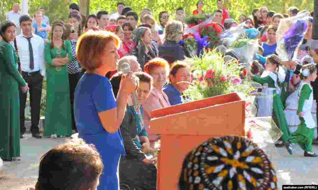 T&uuml;rkmenabat ş&auml;heriniň 11-nji mekdebind&auml;ki dabara.