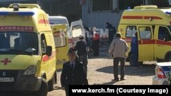La locul exploziei, lângă clădirea colegiului tehnologic