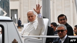 Papa Leon al XIV-lea salută la plecarea de la audiența generală săptămânală din Piața Sfântul Petru din Vatican, pe 10 septembrie 2025. Liderii politici, inclusiv Maia Sandu, au parte de audiențe private.