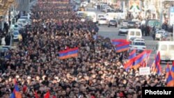 Armenia -- Opposition supporters march through central Yerevan, 01Mar2009