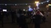 На Кастрычніцкую плошчу выйшлі некалькі чалавек зь бел-чырвона-белымі сьцягамі сустракаць Новы год