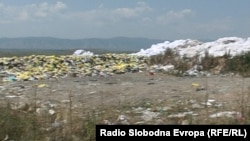 Дивата депонија во атарот на селото Алинци. 