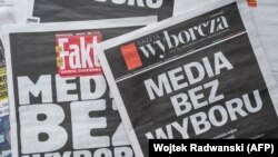 Principalele cotidiene poloneze, cu primele lor pagini ce avertizează împotriva sfidării libertății presei din Polonia. Unele au un fundal negru cu titlul: „Media fără alegere” (Media bez Wyboru). Fotografie realizată la data de 10 februarie 2021.