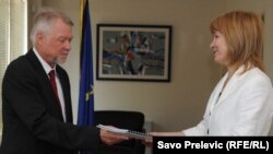 Ministar Gordana Đurović predaje šefu delegacije EU u Crnoj Gori Leopoldu Maureru nacionalnu Strategiju, Podgorica, 5. avgust 2010
