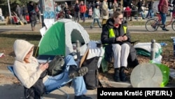 Studentkinja Jovana (u žutom prsluku) provela je noć u šatoru blizu Mosta slobode