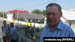 Паэт Юрка Голуб, на фоне дома Ларысы Геніюш