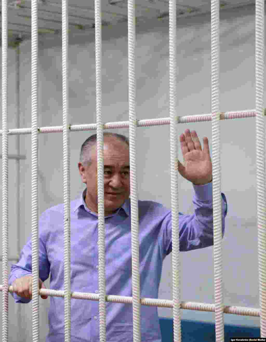 После объявления приговора Омурбек Текебаев в ответ на выкрики его сторонников сказал, что все будет хорошо.