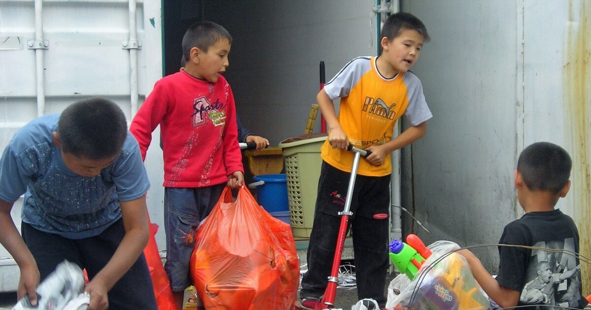 Қызыл шашты хайуан есекке сиып кетеді