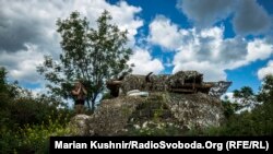 Архівне фото: на одній із українських позицій біля Кримського, що зазнало обстрілу нині