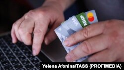 В России заявили о необходимости ограничить использование платежных карт с истекшим сроком действия (иллюстративное фото)