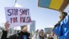 Демонстранты требуют отключить Россию от SWIFT во время акции протеста против российского вторжения в Украину. Женева, 26 февраля 2022 года