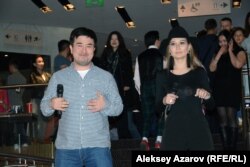 После закрытого показа актер Талгат Кенжебулатов и певица Адеми в фойе спели песню из фильма к новелле «Таксист». Алматы, 11 марта 2017 года.