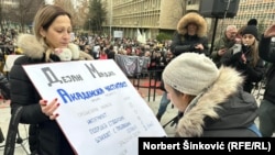 Profesori na protestu u Novom Sadu simbolično potpisuju indeks rektoru Univerziteta u Novom Sadu sa porukom da je pao "ispit akademske čestitosti", 18.1.2025.