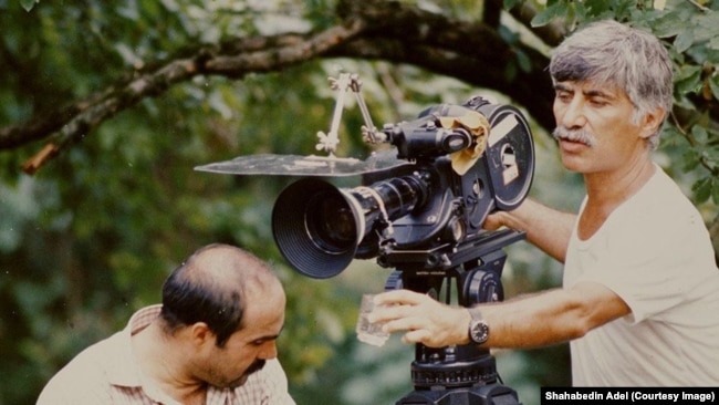 بهرام بیضایی سرصحنه فیلمبرداری فیلم «باشو، غریبهی کوچک»