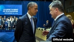Президент України Петро Порошенко (праворуч) і президент США Барак Обама під час зустрічі у рамках Генасамблеї ООН, Нью-Йорк, 28 вересня 2015 року