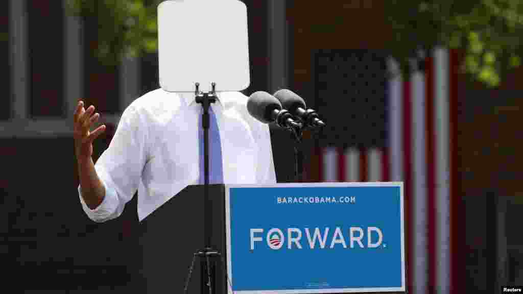 A teleprompter obscures U.S. President Barack Obama&#39;s face as he speaks during a campaign event at Capital University in Columbus, Ohio, on August 21. (REUTERS/Kevin Lamarque)