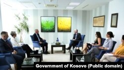 Fotografi e realizuar gjatë takimit mes Bislimit dhe përfaqësuesve politikë të shqiptarëve në Serbi. 