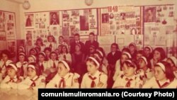 Pionieri de la Școala generală 15 din București în cabinetul de istorie (1982) Sursa: comunismulinromania.ro