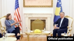 Victoria Nuland (majtas) dhe Hashim Thaçi (djathtas)