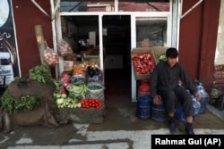 Молодой продавец в ожидании покупателей. Кабул, 22 августа 2021 года