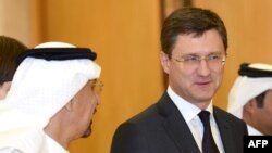 Russian Energy Minister Aleksandr Novak (right) talks with Saudi Oil Minister Khalid al-Falih at an OPEC meeting.