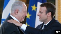 Presidenti francez, Emmanuel Macron (djathtas) dhe kryeministri izraelit, Benjamin Netanyahu.