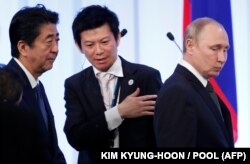 Прем'єр Японії Сіндзо Абе (ліворуч) та президент Росії Володимир Путін. Осака, 29 червня 2019 року