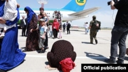 Узбекских женщин и детей возвращают из Сирии