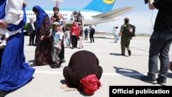 Женщины и дети, которых вернули из Сирии в Узбекистан, 30 мая 2019 года.