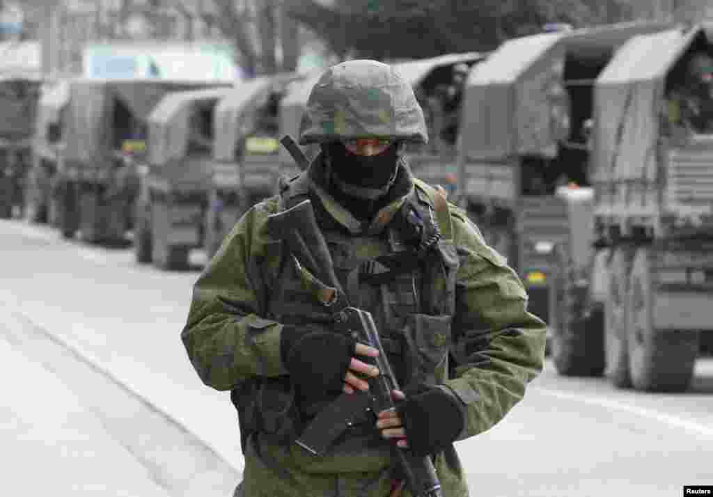 Озброєні військовослужбовці очікують в російських армійських автомобілях у Балаклаві, 1 березня 2015 року