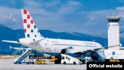 Avion Croatia Airlinesa na aerodromu u Splitu