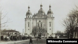 Військовий Микільський собор у Києві, збудований коштом Івана Мазепи у 1690–1696 роках. Шедевр українського бароко. Перший київський православний храм у національному архітектурному стилі. Зруйнований комуністами у 1934 році. Фото 1918 року 