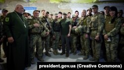 Президент Украины Зеленский (в центре) встречается с военными в Николаевской области Украины. 18 июня 2022 года