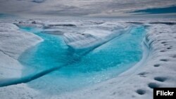 تصویری از آب شدن کوه یخی در قطب جنوب