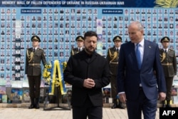Президент України Володимир Зеленський та прем'єр Ірландії Майкл Мартін розмовляють після участі у церемонії покладання вінків до Стіни пам'яті загиблих за Україну в Києві, 23 липня 2026 року